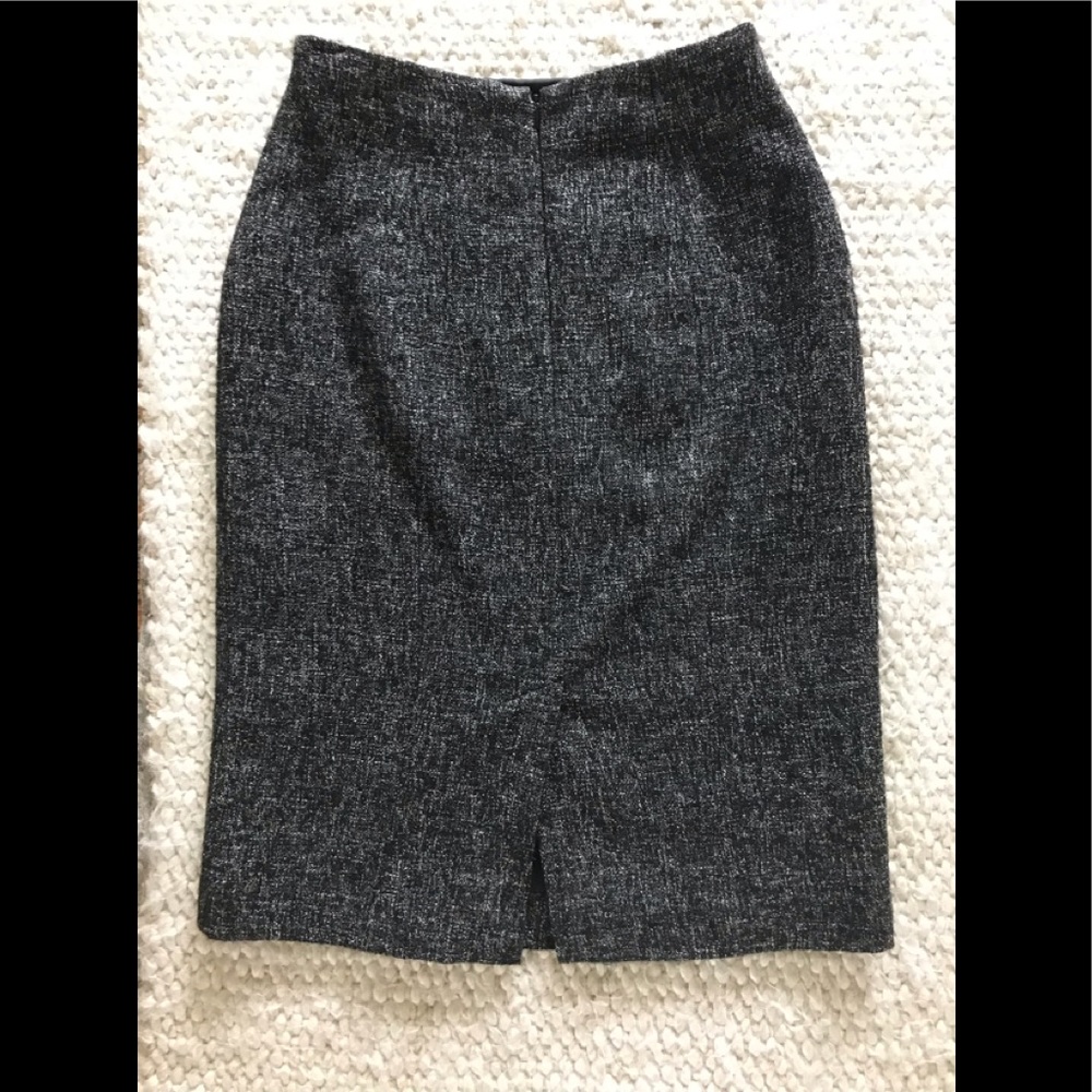 Banana Republic Tweed pencil skirt - excellent condition! Extremely flattering.